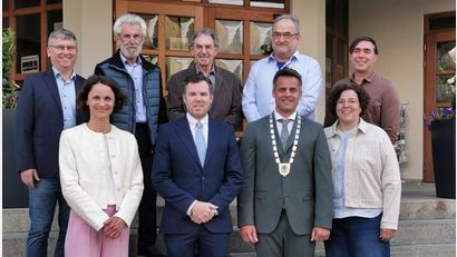 Bild: Portner
Das sind die Neuen im Stadtrat Oberviechtach (von links): Reinhard Elsner, Daniela Heigenhauser, Josef Biebl, Peter Pirzer, Georg Schwindl, Thomas Endrich, Maria Heinrich und Michael Zwack zusammen mit Bürgermeister Rudolf Teplitzky nach der Vereidigung.