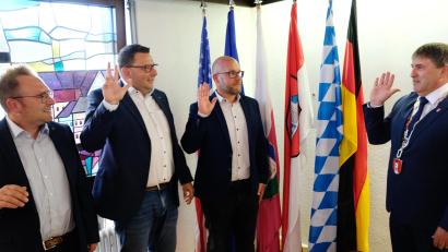 Bild: Robert Dotzauer
Die neuen Kirchenthumbacher Ratsmitglieder Patrick Goß, Dominik Fraunholz und Frank Landgraf (von links) bei der Vereidigung durch Bürgermeister Ewald Plößner.