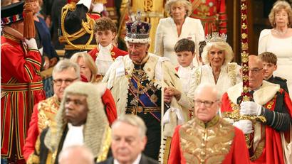 Bild: Richard Pohle/Pool The Times/AP/dpa
König Charles III. und Königin Camilla nehmen an einer Zeremonie zur Eröffnung des Parlaments für das kommende Sitzungsjahr in London teil.