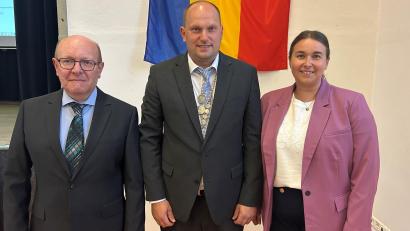 Bild: ck
Die drei neuen Bürgermeister der Marktgemeinde Eslarn (von links): Zweiter Bürgermeister Robert Brenner (CSU), Erster Bürgermeister Thomas Kleber (CSU) und Dritte Bürgermeisterin Laura Roth (SPD).