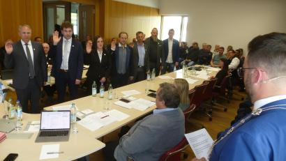 Bild: Siegfried Bock
Bürgermeister Julian Kraus vereidigte die neuen Ratsmitglieder (von links ): Stefan Posset, Luis Heibl, Daniela Siller, Alexander Wagner, Holger Hortig, Sebastian Fröhler und Lukas Zeiler.