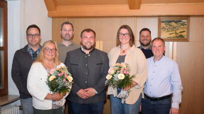 Bild: bnr
Bürgermeister Christopf Scharf (Mitte) sowie zwei Gemeinderätinnen und vier Gemeinderäte sind künftig im Gemeinderat Stulln vertreten. Es sind dies (von links) Roland Lebrecht, Heidi Kühn, Stephan Schatz, Anja Obermeier, Johannes Bayer, Christoph Bierner.