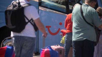 Bild: Clara Margais/dpa
Besonders gefragt sind bei Tui in diesem Sommer Reiseziele wie Spanien einschließlich der Balearen und Kanaren. (Archivbild)
