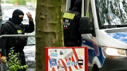 Bild: Fabian Sommer/dpa
Die Polizei in Berlin geht mit einer Razzia gegen illegalen Waffenbesitz und Bandenkriminalität vor.
