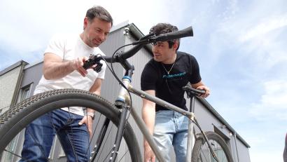 Bild: ui
Der Altenstädter Fahrradhändler Ludwig Fritsch junior (links) begutachtet das Meisterstück seines Mitarbeiters Jonas Sittler: Ein Gravelbike mit selbst konstruiertem und gelötetem Rahmen samt kompletter Ausstattung.