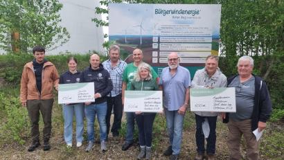 Bild: Bürgerwindenergie Hoher Weg GmbH &amp; Co. KG
Die Bürgerwindenergie Hoher Weg unterstützt regionale Projekte. Bei der Übergabe der Spenden gab es symbolische Schecks.