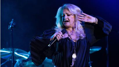 Bild: Sebastian Gollnow/dpa
Sängerin Bonnie Tyler wird aktuell im Krankenhaus behandelt – ihr Management zeigt sich hoffnungsvoll, dass sie wieder gesund wird. (Archivbild)