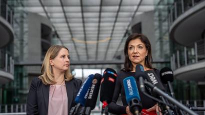 Bild: Michael Kappeler/dpa
Die Ministerinnen kündigen ein neues Kapitel an.