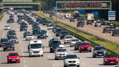 Bild: Stefan Puchner/dpa
Auch auf der Autobahn 8 rechnet der ADAC wieder mit viel Verkehr rund um den Feiertag. (Archivbild)