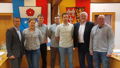 Bild: mfh
Bürgermeister Jörk Kaduk (links) vereidigte sechs neue Markträte (von links): Jasmin Seidl-Kreuzer, Tobias Luber, Markus Rippl, Udo Hagerer, Klaus Hafner und Wolfgang Platzer.