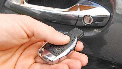 Symbolbild: Uli Deck/dpa
Diebe stehlen in Eschenbach zwei hochwertige Autos mit Keyless-Go-System. Die Polizei sucht Zeugen