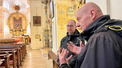 Bild: Gabi Schönberger
Eine lange Planungszeit liegt hinter ihnen: Kirchenpfleger Martin Thomas (links) und Architekt Johann Ernst fiebern der Sanierung der Wallfahrtskirche St. Quirin entgegen.