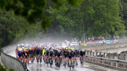 Bild: Fabio Ferrari/LaPresse/AP/dpa
Die fünfte Giro-Etappe war von starken Regenfällen geprägt.