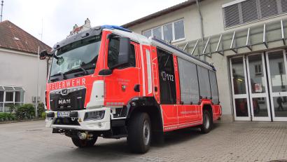 Bild: Kunz
Eines der beiden neuen Hilfeleistungs-Löschfahrzeuge HLF 20 vor der Hauptfeuerwache in Weiden. Zur Ausstattung gehören unter anderem hydraulische Rettungssätze schwerster Bauart, Hebekissen, Mehrzweckzug, Motorsäge, Wassersauger und eine umfangreiche Beleuchtungstechnik.