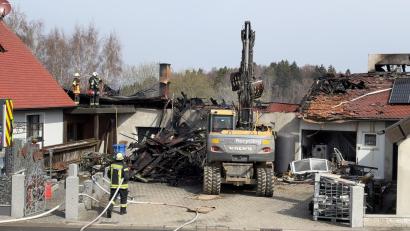 Bild: Polizei Vohenstrauß
Nach dem Ende der Löscharbeiten in Rückersrieth bei Moosbach zeigte sich das ganze Ausmaß des Brandes. Die Werkstatt brannte komplett nieder.
