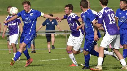 Archivbild: Hans Mark
Der Diendorfer Benedikt Meier (links) nimmt im Punktspiel gegen den TSV Detag Wernberg Maß. Der Tabellen-13. der Kreisliga West trifft in seinem ersten Relegationsspiel auf die SG Regental, Zwölfter der Kreisliga Ost.