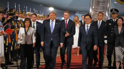 Bild: Mark Schiefelbein/AP/dpa
Trump will am Donnerstag mit Staatschef Xi Jinping sprechen.