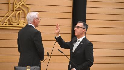 Bild: Marijan Murat/dpa
Nach seiner Wahl wurde Özdemir als Ministerpräsident vereidigt.