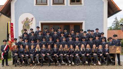 Bild: Stefan Jäger
Vor dem schmucken Gerätehaus stellen sich die Aktiven der Feuerwehr zum Gruppenfoto für das anstehende Großereignis, den Feierlichkeiten zum 125-jährigen Bestehen der Wehr.