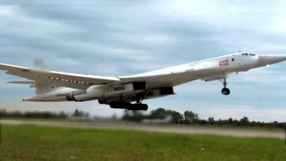 Bild: Russisches Verteidigungsministerium/AP/dpa
Russische Langstreckenbomber fliegen nach ukrainischen Angaben zu ihren Einsatzgebieten. (Archivbild)
