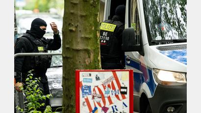 Bild: Fabian Sommer/dpa
Die Polizei in Berlin geht mit einer Razzia gegen illegalen Waffenbesitz und Bandenkriminalität vor.