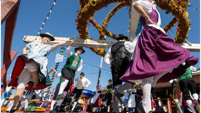 Bild: Stefan Puchner/dpa
Die Zeltvergabe auf der traditionelleren „Oidn Wiesn“ ist jetzt ein Fall für das Gericht. (Archivbild)