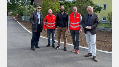 Bild: Daniel Weigl, Stadt Schwandorf
Reinhard Schade, Günter Kraus, Maximilian Zugschwert, Stefan Trettenbach und Oberbürgermeister Andreas Feller (von links) überzeugen sich von der abgeschlossenen Neugestaltung der Höflarner Straße.