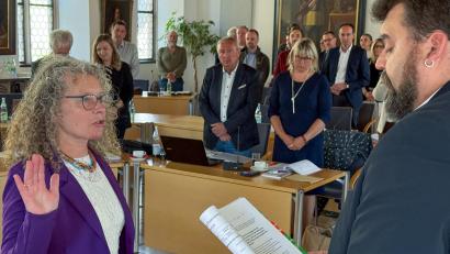 Bild: Petra Hartl
Yvonne Rösel von den Grünen ist die neue 3. Bürgermeisterin von Sulzbach-Rosenberg. Bürgermeister Stefan Frank nahm ihr den Eid ab.
