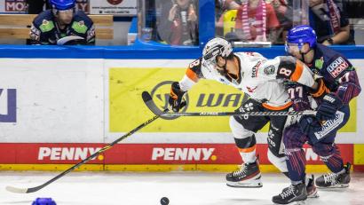 Bild: Andreas Gora/dpa
Nathan Burns (l) spielt künftig für Ingolstadt. (Archivbild)