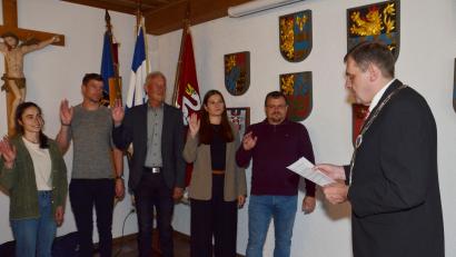 Bild: dob
Die neuen Stadträte Stefanie Weig (FWG), Maximilian Zehent (JU), Wolfgang Helm (SPD), Julia Beugler (JU) und Timo Bayer (SPD) wurden von Bürgermeister Werner Rieß (rechts) vereidigt.
