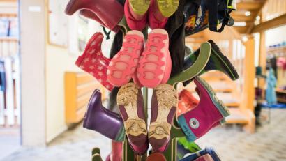 Symbolbild: Andreas Arnold/dpa
Gummistiefel gehören zum Kindergarten- und Krippenalltag wie die Brotzeitbox: Stand jetzt ist es in Amberg so, dass zum Start des neuen Kita-Jahres am 1. September alle Kinder, die einen Betreuungsplatz brauchen, auch einen haben.