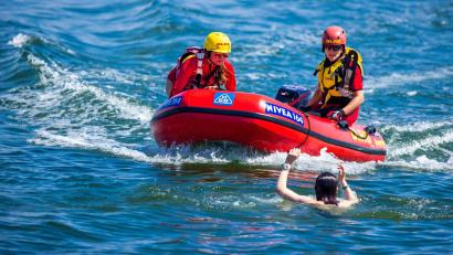 Bild: Jens Büttner/dpa-Zentralbild/ZB
Die DLRG-Rettungsschwimmer retten im vergangenen Jahr wieder vielen Menschen das Leben. (Archivbild)