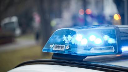 Symbolbild: Daniel Vogl/dpa
In einem Zug in Regensburg wurde eine junge Frau von einem Mann mit einem Messer bedroht. Sie wehrte sich erfolgreich.
