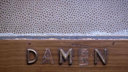 Symbolbild: Jens Büttner/dpa-Zentralbild/dpa
Die Grünen im bayerischen Landtag wollen Geschlechtergerechtigkeit auf der Toilette schaffen - lange Warteschlangen bei den Damen sollen bekämpft werden.