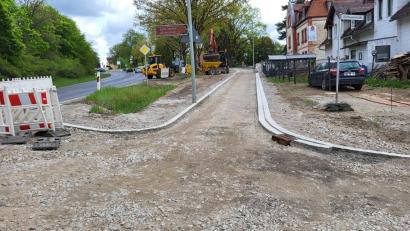 Bild:  Stadt Waldsassen/Hubert Siller
Der Fuß- und Radweg entlang der Mitterteicher Straße im Abschnitt zwischen Notariat und der Einmündung zur Raiffeisenstraße wird noch im Mai asphaltiert.