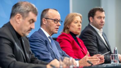 Bild: Michael Kappeler/dpa
Die Koalition macht einen Schritt zurück bei den Entlastungen und einen nach vorne bei den Reformen. (Archivbild)