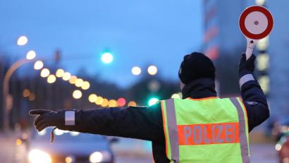 Symbolbild: Bernd Wüstneck/dpa
Ein 36-jähriger Autofahrer flüchtete auf der A93 vor der Polizei.