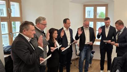 Bild: lnz
Bürgermeister Stefan Grillmeier (stehend, rechts) vereidigte zu Beginn der Sitzung die sechs neuen Mitglieder des Stadtrats.