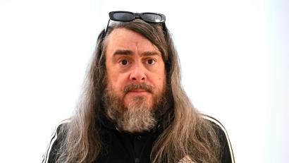 Bild: Martin Schutt/dpa
Der Künstler Jonathan Meese trauert um seiner Mutter. (Archivbild)