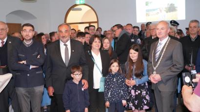 Bild: fvo
Altbürgermeister Josef Beimler mit seiner Frau Hilde, seiner Familie und Bürgermeister Georg Bocka (rechts) bei seiner Verabschiedung.