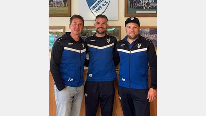 Bild: SV Freudenberg
Florian Neiß (links) und Michael Roith (Mitte) bleiben dem SV Freudenberg auch in der kommenden Saison erhalten. Sportdirektor Patrick Meiler scheint's zu freuen.