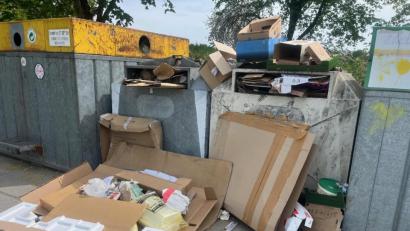 Bild: Stadt Vohenstrauß/exb
Vor den Containern in der Lagerhausstraße in Vohenstrauß stapelt sich der illegale Müll. Bauschutt und Silikonkartuschen oder Gelbe Säcke sind hier fehl am Platz, und auch Kartonagen dürfen nicht vor den Containern abgelegt werden.