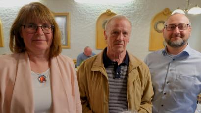 Bild: Fred Lehner
Marika Mauerer (links) und Thomas Stetter (rechts) gratulierten Vorstandsmitglied Walter Wirth für seine 30-jährige Mitverantwortung in der Geschäftsführung der Baugenossenschaft "Eigenheim" in Floß.