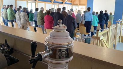 Bild: Völkl
Vorne an der Tür sind Theke und Schankanlage, im Anschluss der Veranstaltungsraum des Dorfheims: Hier finden während der Kirchenrenovierung die Gottesdienste statt.