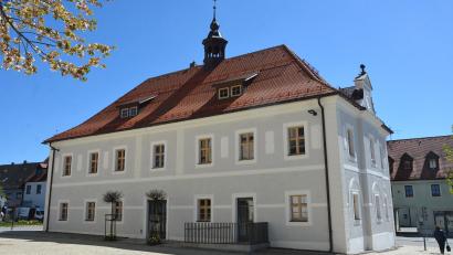 Archivbild: jr
Das Historische Rathaus in Mitterteich, wo auch der städtische Sitzungssaal untergebracht ist: In der konstituierenden Sitzung des Stadtrats gab es massive Kritik an einem Absatz im Entwurf der neuen Geschäftsordnung.