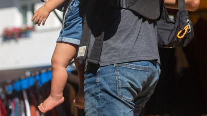 Bild: Fernando Gutierrez-Juarez/dpa
In Deutschland erklären 42 Prozent der Väter, kranke Kinder mindestens ebenso häufig zu betreuen wie ihre Partnerinnen. (Symbolbild)