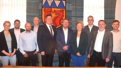 Bild: fz
Michael Hammer (Fünfter von links) ist neuer Bürgermeister von Irchenrieth. Daniela Kick, Christoph Hammer, Stefan Dotzler, Roland Bodensteiner (von links), Jakob Hammer, Markus Fillinger, Markus Gruber, Alexandra Grohmann und Marcel Illgen (von rechts) sind die neuen Gemeinderäte.
