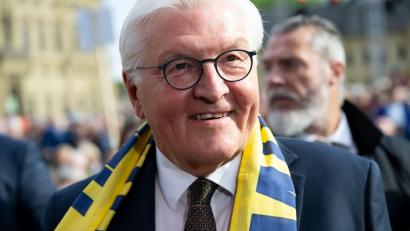 Bild: Sven Hoppe/dpa
Bundespräsident Steinmeier trägt den offiziellen Katholikentags-Schal.