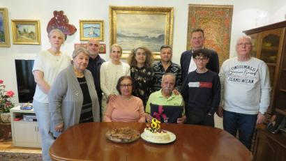 Bild: adj
Im Kreise seiner Familie und Freunde feierte Yusuf Puran(sitzend) seinen 85. Geburtstag. Bürgermeister Ernst Schicketanz (hinten, rechts) gratulierte im Namen der Gemeinde.