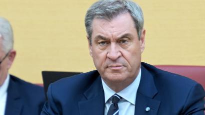 Bild: Malin Wunderlich/dpa
Ernste Zeiten, ernste Miene: Markus Söder im Landtag. (Archivbild)